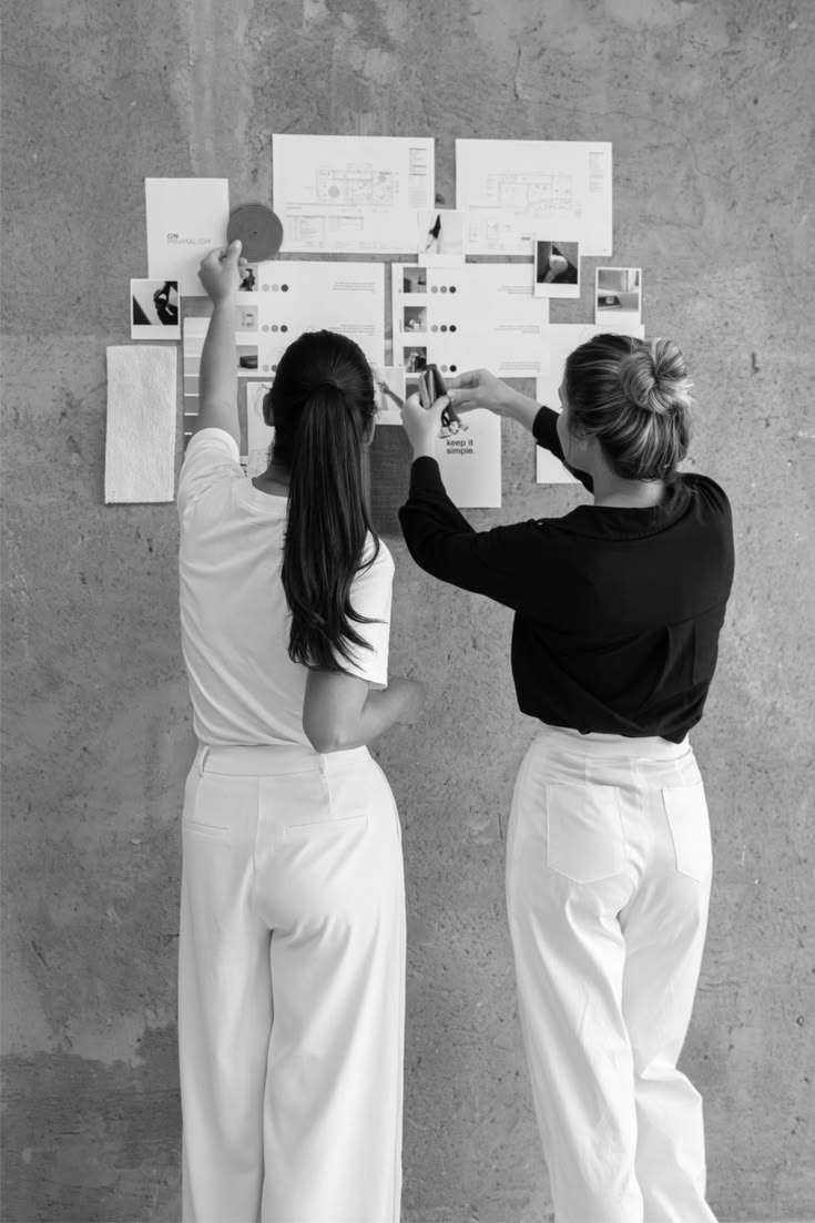 Dos mujeres organizando ideas en un mood board